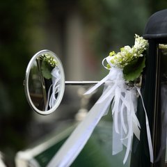 Blumenschmuck für Hochzeitsauto